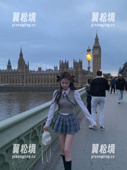 想知道什么是每日更新？今日吃瓜带你观看瓜田李下的故事！